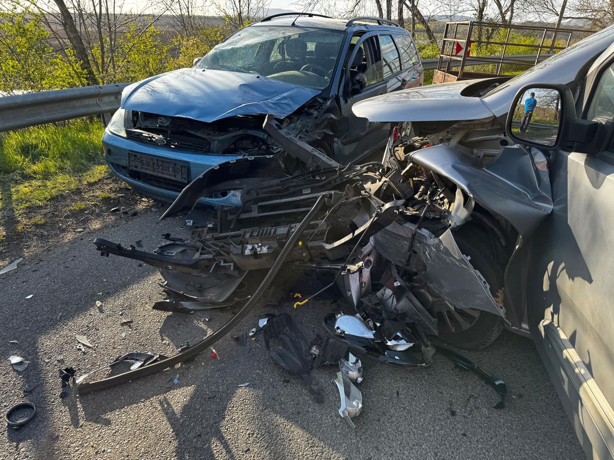 Súlyos baleset történt Baranya egyik útján: A Katasztrófavédelem közlése szerint összeütközött két személyautó az 5606-os úton, Lovászhetény és Erdősmecske között.