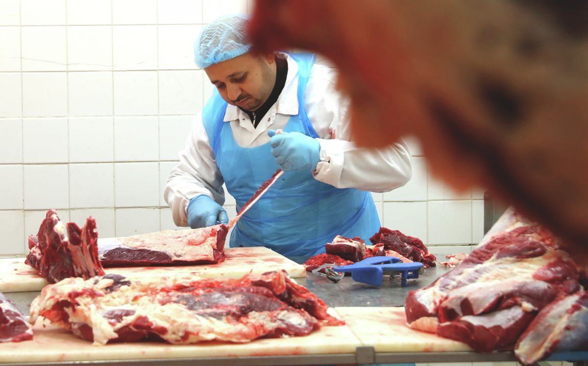 Húsokat dolgoz fel egy hentes (illusztráció). Fotó: MW