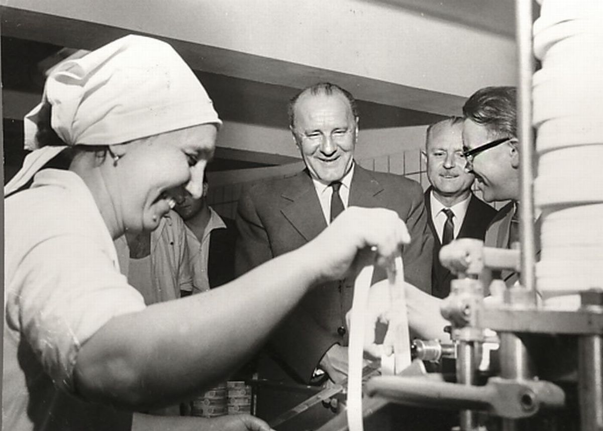 Kádár János meglepetés-látogatása a pécsi tejüzemben. A Dunántúli Napló korabeli felvétele.