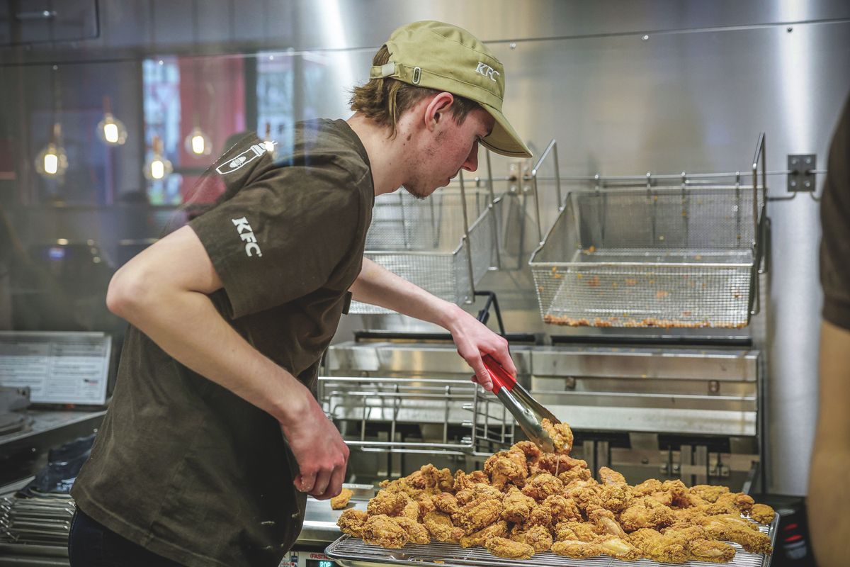 Kiderült, hogy mennyi pénzt vihetnek haza a szekszárdi KFC munkatársai (Fotó: Makovics Kornél)