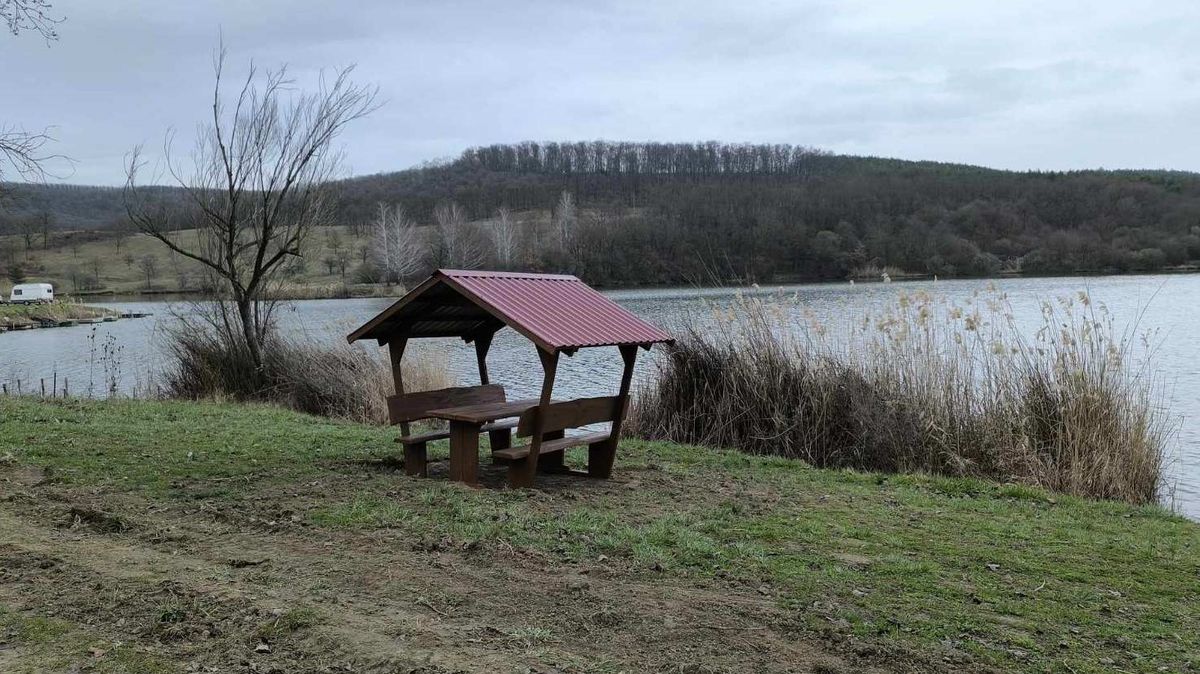 Hét új fedett kiülőt helyeztek el Szálkán Fotó: TOHOSZ
