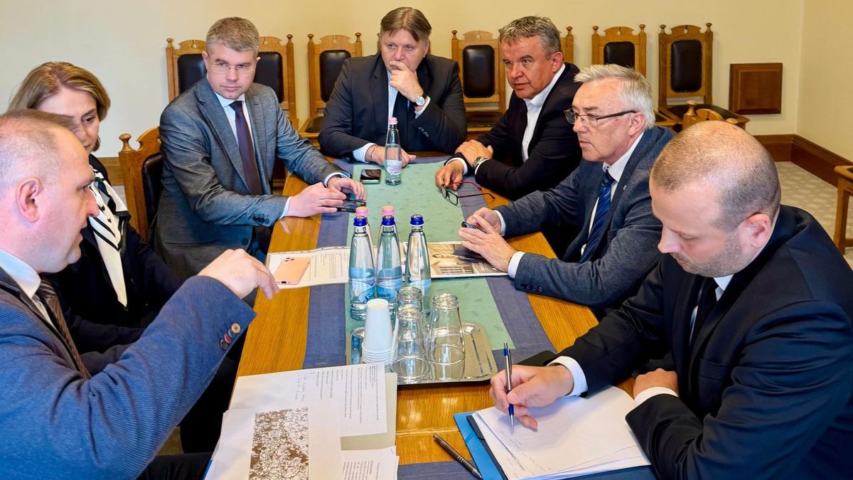 Az M9-es autóútról folyó egyeztetésen vett részt Horváth István és Csibi Krisztina Fotó: Facebook