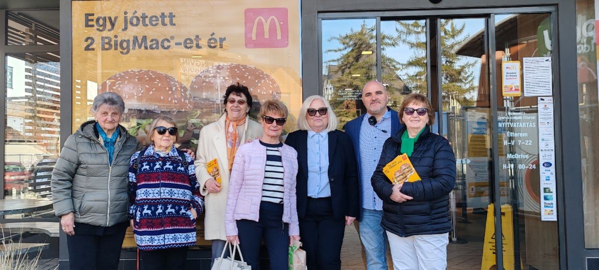 A Nők Együtt Egyesület a gyorsétterem-lánccal közösen fogott össze a kórház megsegítésére Forrás: Facebook/Nők Együtt Egyesület