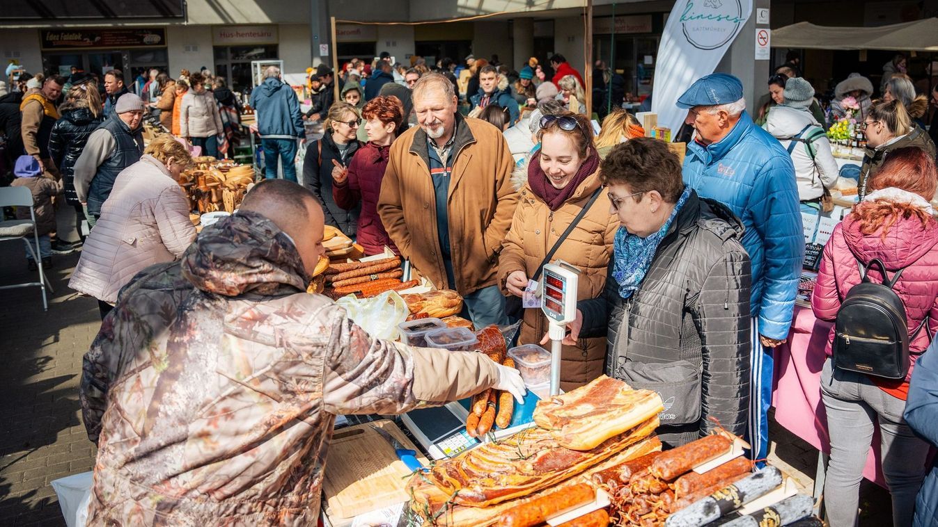 Anyák napi termelői piac lesz május 4-én, vasárnap Szekszárdon. Az elsőt húsvét előtt rendezték, nagyon jól sikerült (képünk) Forrás: teol.hu