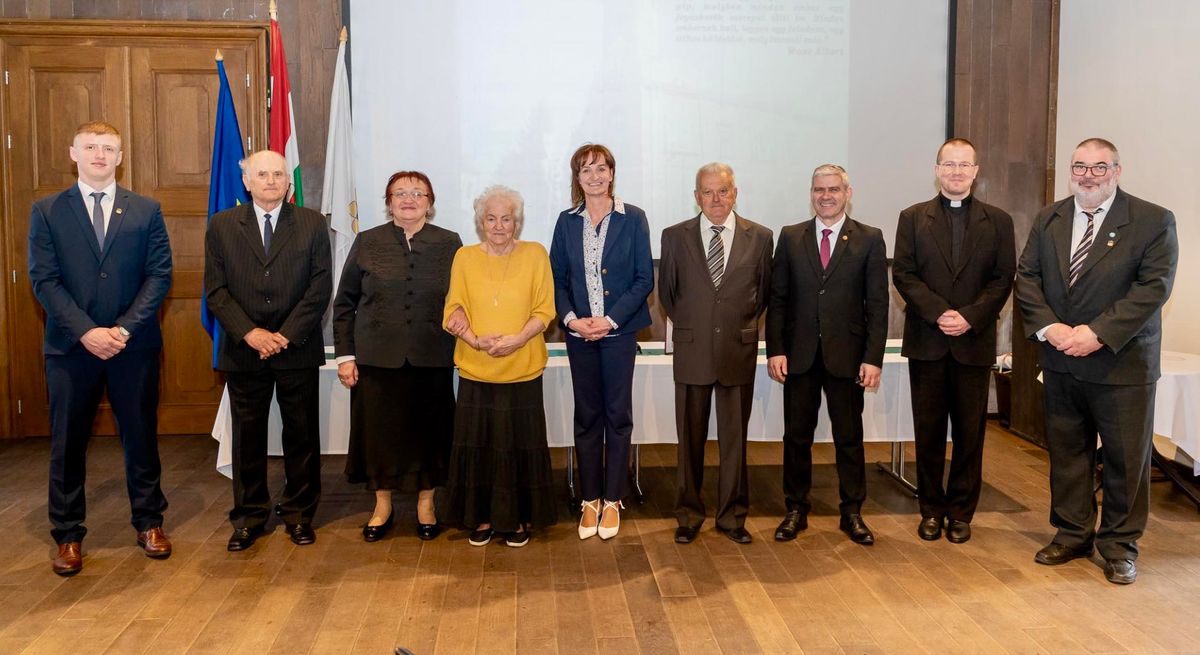 A Siklósi Városnapok kitüntetettjei (sárgában Szujkó Margit díszpolgár).