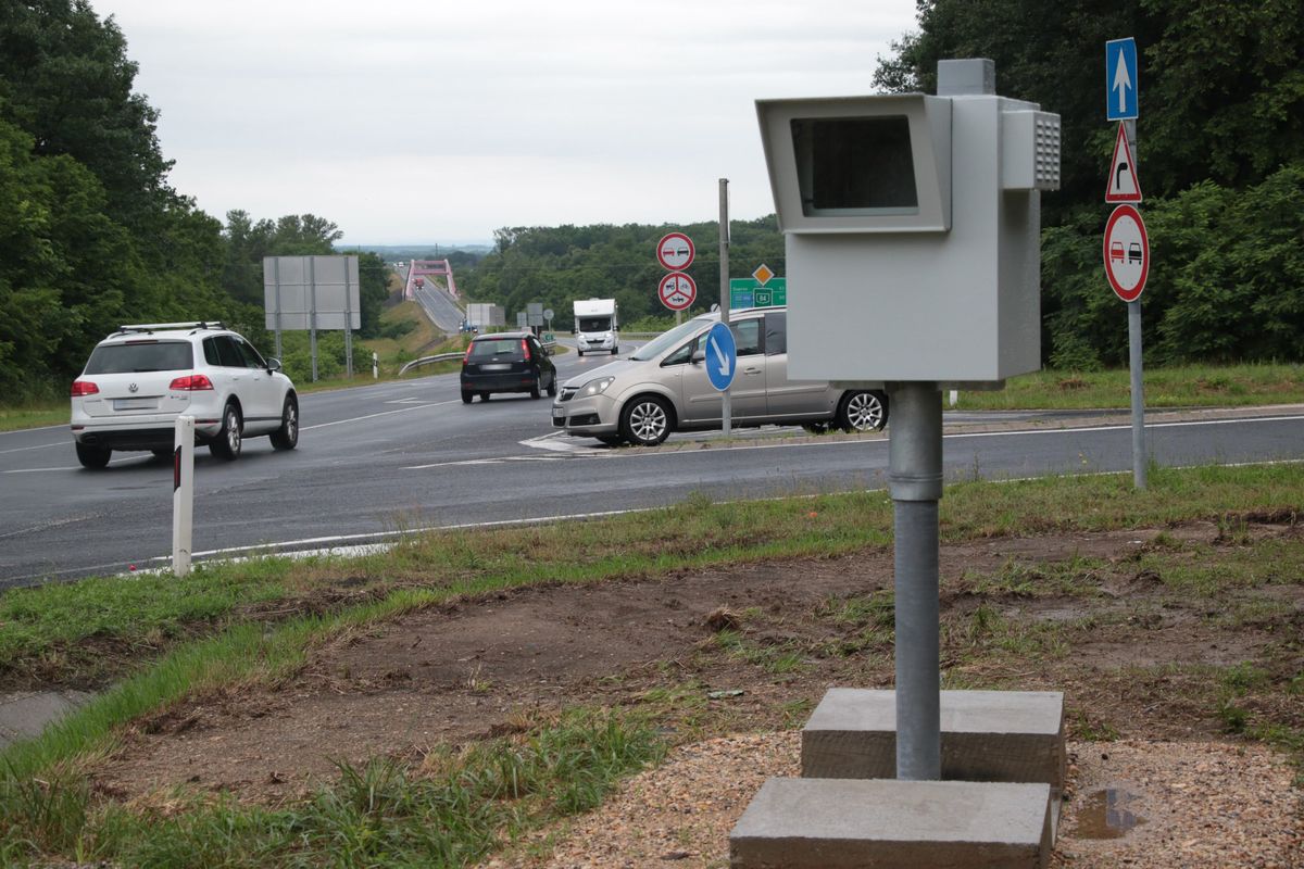 A félelem a bírságtól sokakat rossz döntésre késztethet – például indokolatlan vészfékezésre a traffipax előtt Fotó: Benkő Sándor