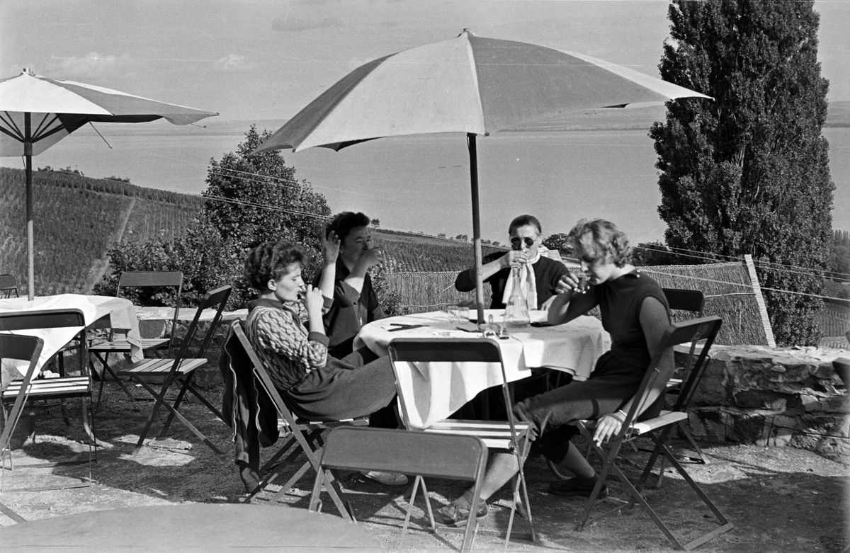 Balatoni panoráma a Kisfaludy-ház teraszáról. Forrás: Fortepan/Lipovits Károly