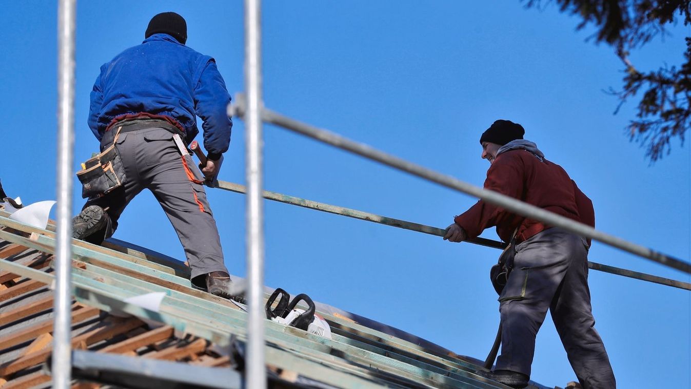 Vállalkozók újítják fel a tetőt. Fotó: Pesti Tamás