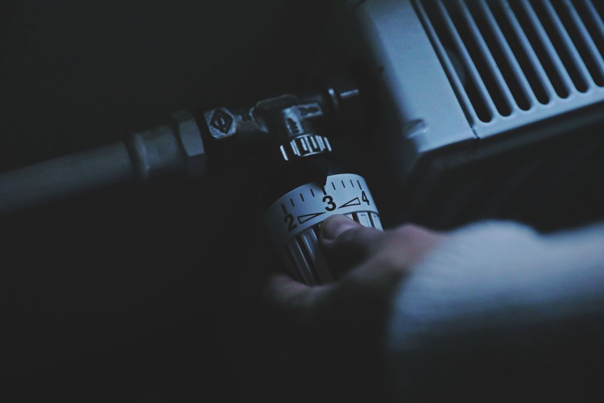 A távfűtéses lakásokban élők közül sokan panaszolják, hogy a kinti hideg ellenére a radiátorok is hidegek Fotó: Bach Máté