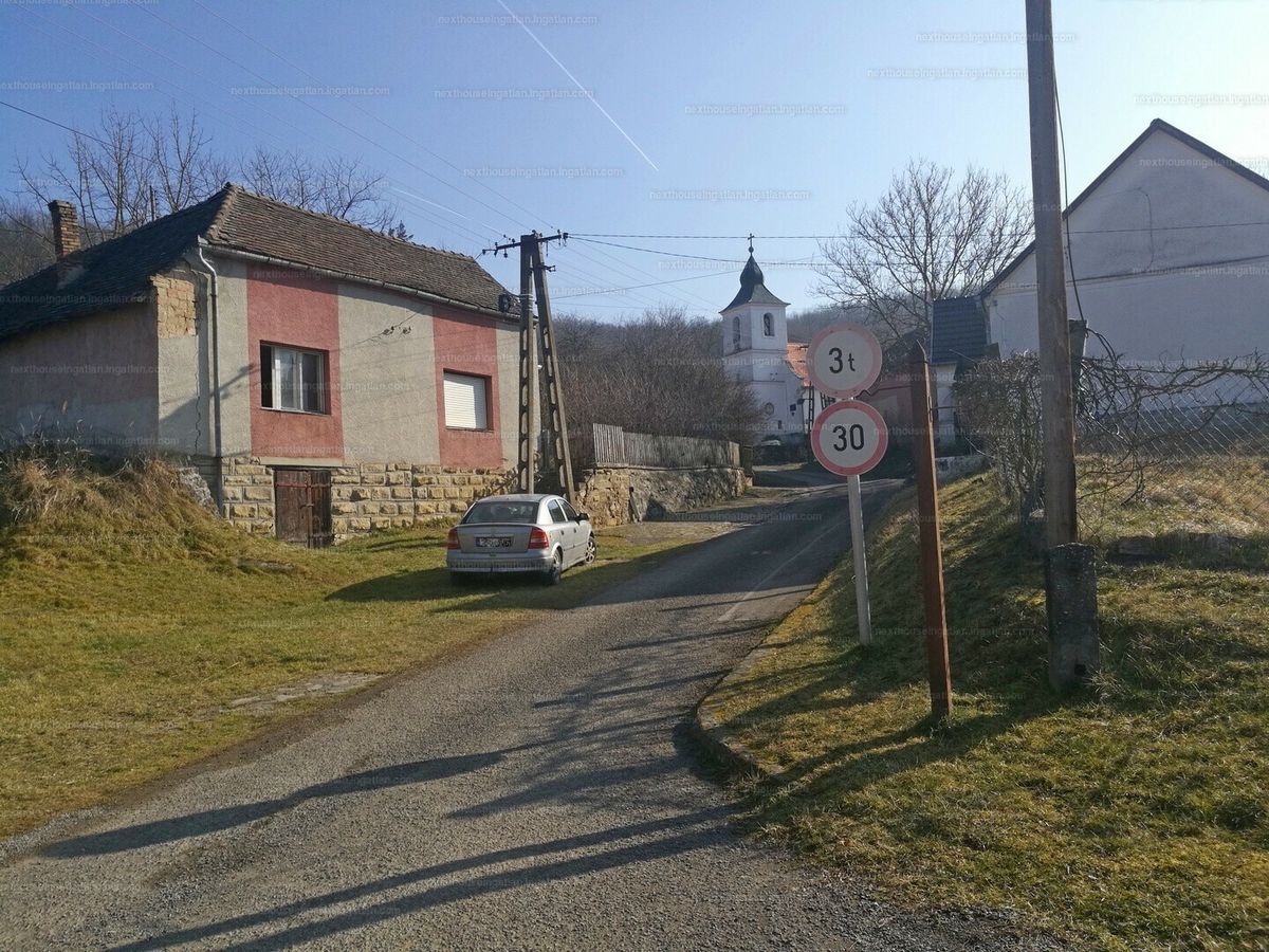 Husztóton megtalálhatja mindenki a nyugalmát, két eladó házat is találni Forrás: ingatlan.com