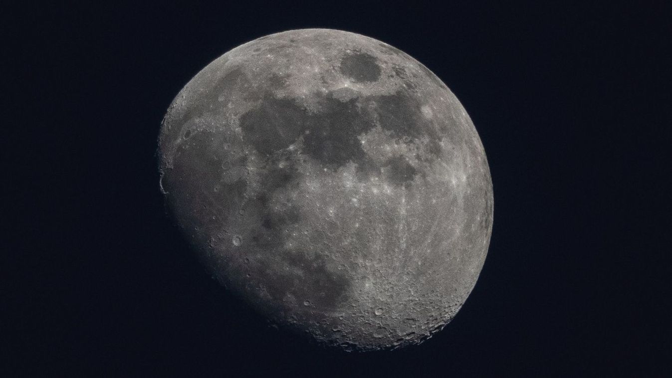 A pécsi önkormányzat tartozása, hogy még a Holdról is látszott