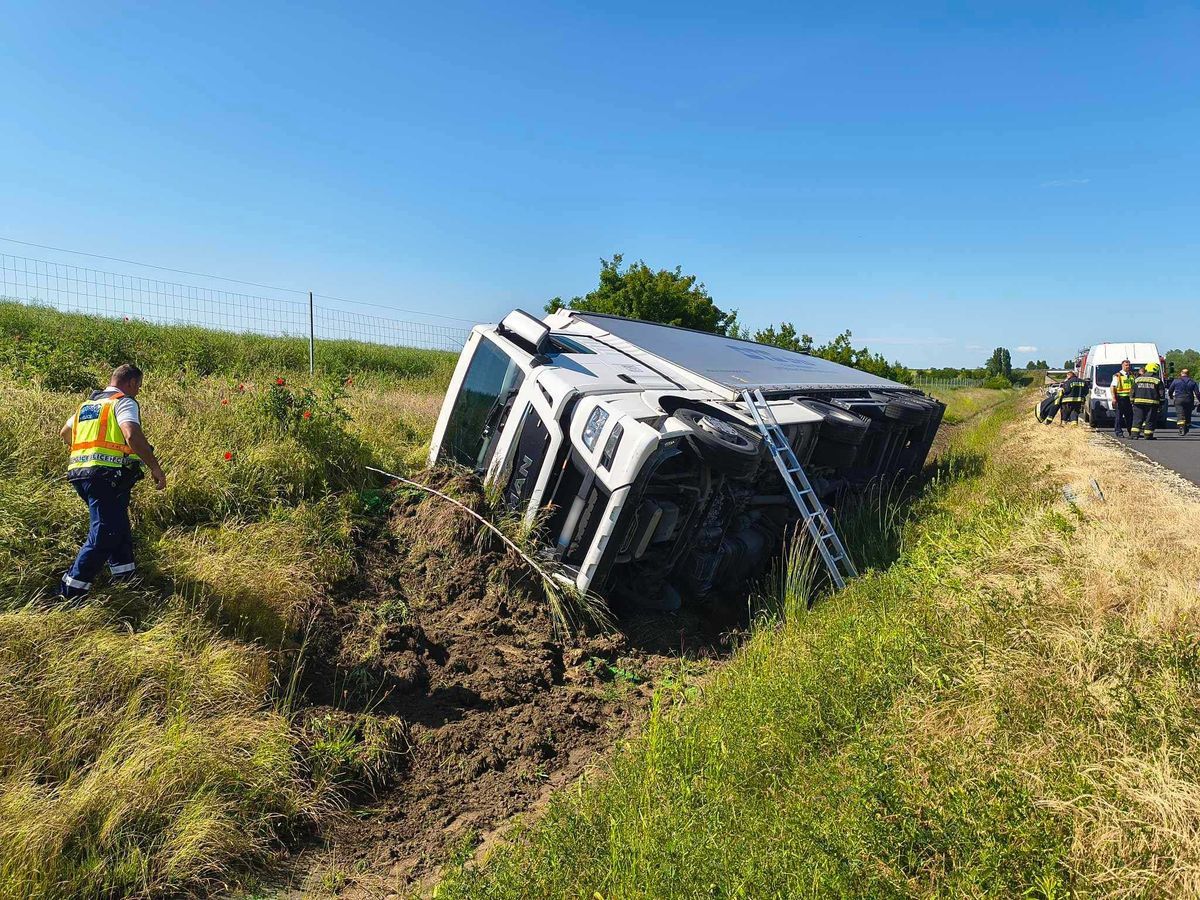 Oldalára borulva állt meg a kamion Fotó: Mártonfai Dénes