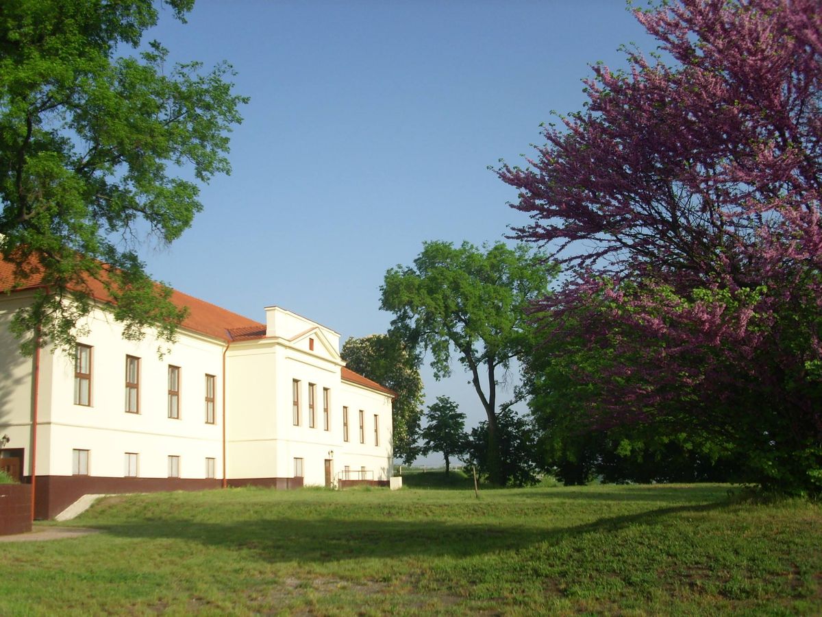 Impozáns épület Szedres határában a Lovas Udvarház Forrás: Facebook