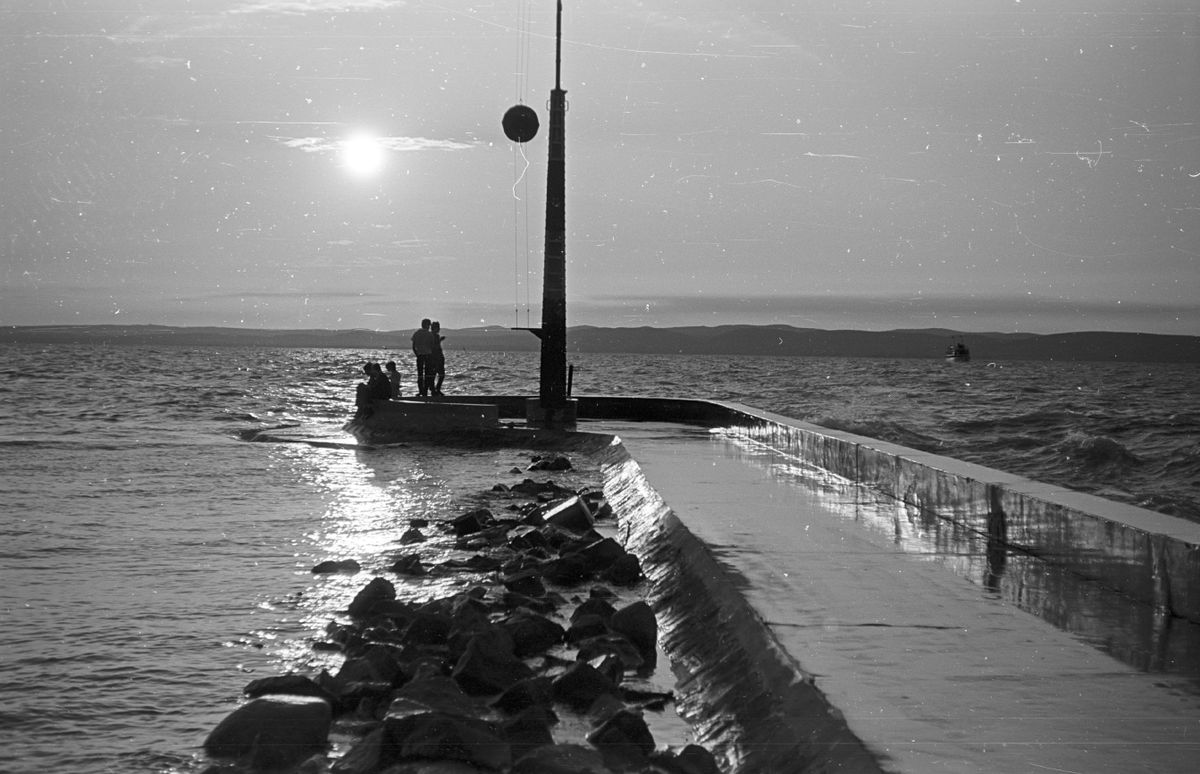 Ennél a balatoni mólónál találták meg a holttestet. Fotó: Fortepan/Pálinkás Zsolt