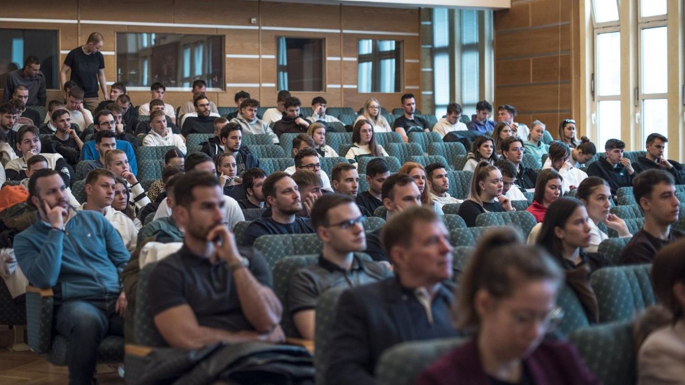 Sokan voltak kíváncsiak az előadásokra Forrás: PTE TTK