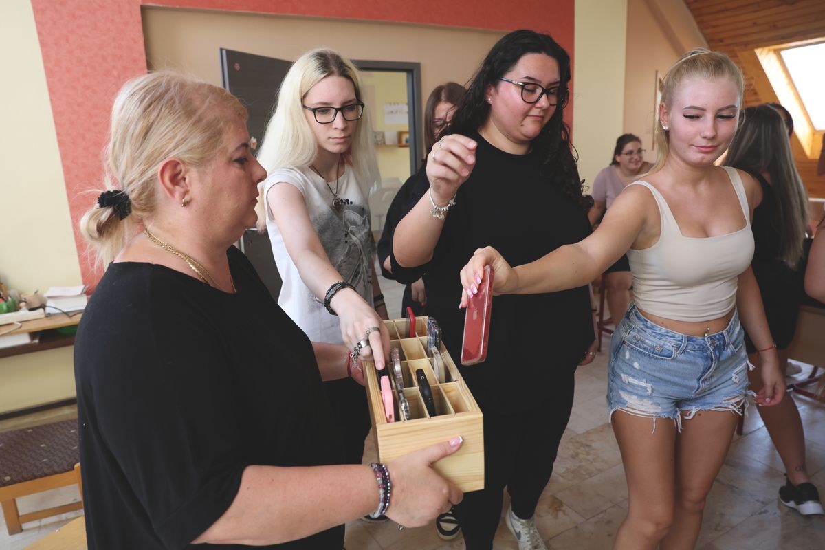 Az iskolákban le kell adniuk a diákoknak a digitális eszközeiket Fotóillusztráció: Lang Róbert