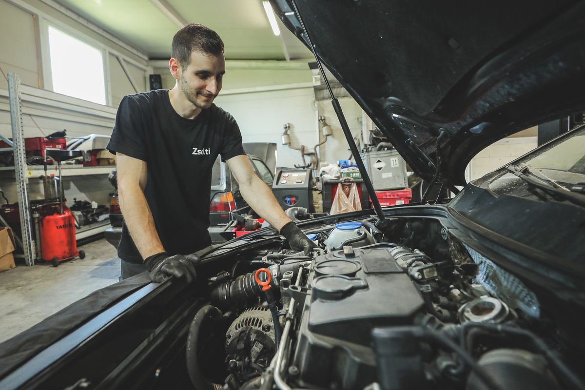 A tíz évnél idősebb autókra évenkénti műszaki vizsgáztatás vár. Fotó: MW