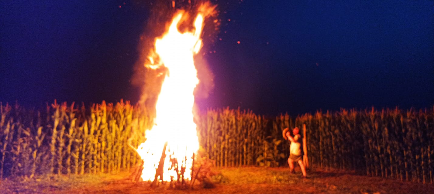 Június 24-én Szent Iván-éj hagyományait tartjuk, például a tűzugrást.