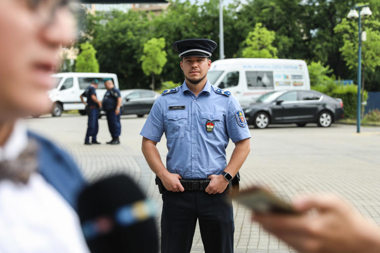 Felszólító levelet kapott Rétvári Bence államtitkár, hogy vegye le a képet, amin Laponyi Zsolt őrmester szerepel
