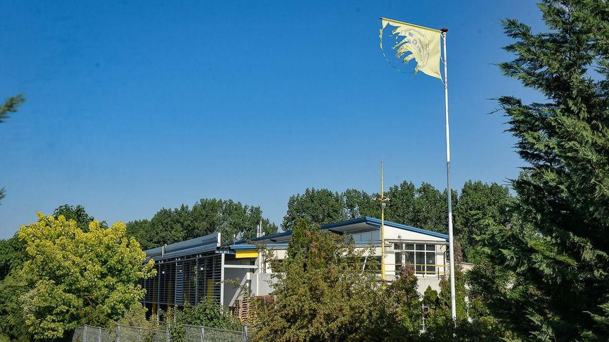 A Giovenzana megtépázott zászlaja a gyöngyösi telephelynél Forrás: Czímer Tamás / Heol.hu