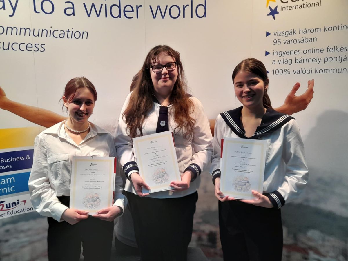 Obendorf Dalma, Böcz Nóra és Bechtel Gerda Hanga – az Euroexam Mesterhármas Német Nyelvi Versenyen első helyezést értek el csapatban Forrás: Beküldött fotó