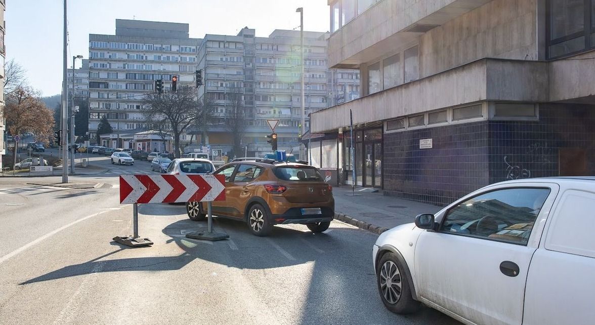 Ha jön a KRESZ-ben a cipzár elv, sokkal könnyebb dolguk lesz az autósoknak az útszűkületeknél