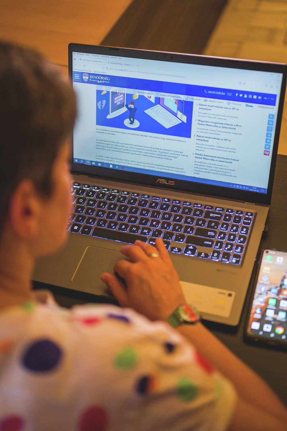 A csalók a korábbi termékbemutatók helyett már inkább az interneten szedik áldozataikat. Fotó: Németh András Péter / Forrás: MW