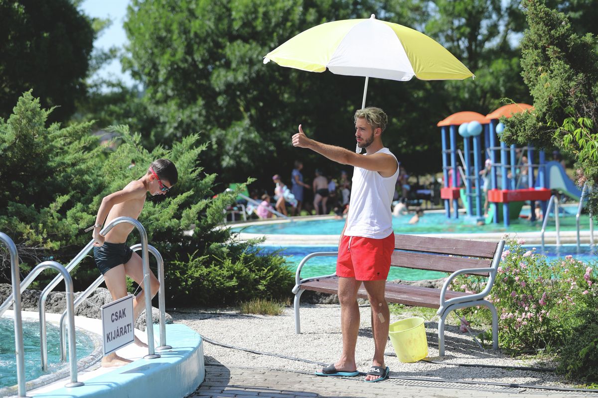 A diákmunka jó lehetőség a fiataloknak, népszerű az úszómesteri pozíció Fotó: Lang Róbert