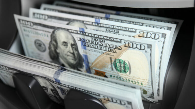 "Az ország államadóssága lassan 180 milliárd dollárra rúg, ami közelíti a GDP 100 százalékát."