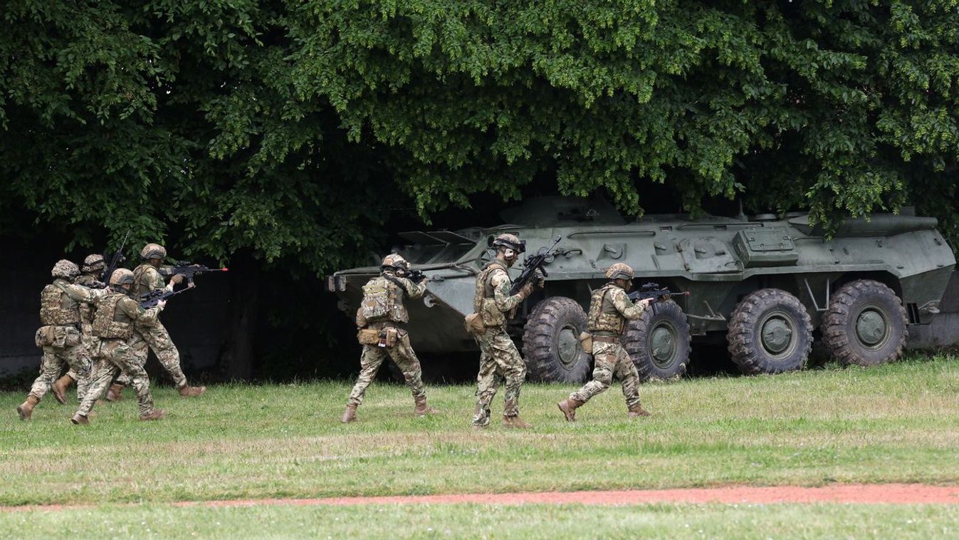 A katonák vaklőszerrel gyakorlatoznak.