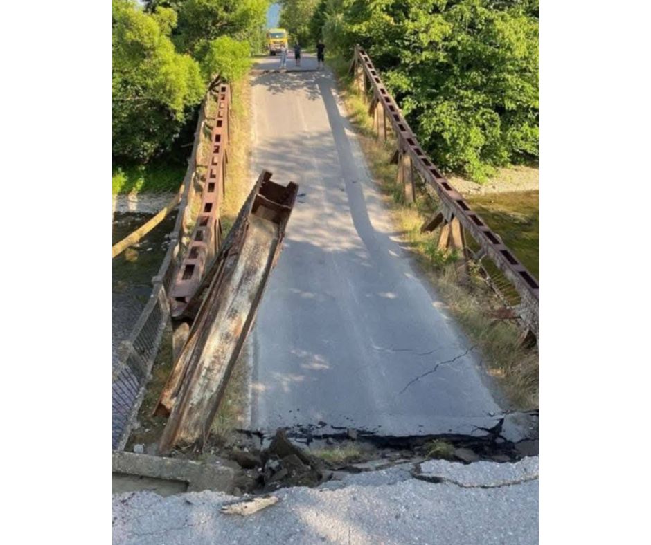 "...miközben a falusi utak és az életveszélyes hidak felújítására nincs pénz, a hegyekbe vezető utakra és magánenergetikai beruházásokra bőkezűen jut támogatás..."