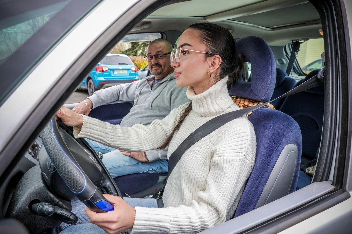 Ma már egy jogosítvány megszerzése komoly anyagi terhet jelent a családnak, mondta Kardos Zoltán szakoktató. Pót órák nélkül is jóval több 400 ezer forintnál Fotó: Makovics Kornél