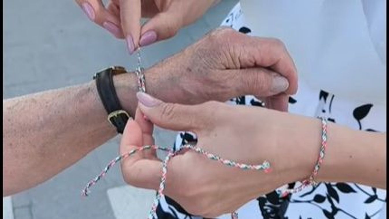 16 ezer karkötőt osztanak szét a Nemzeti Összetartozás Napján