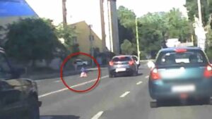 Hajszálon múlt a tragédia Pécsen, hősök mentették meg a kisgyermek életét Forrás: Bpi Autósok