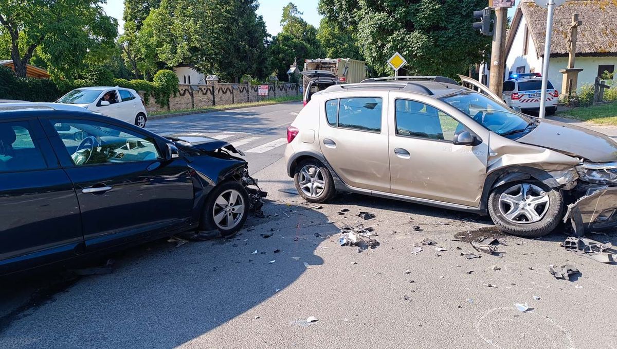 Egy másik, múlt év nyári koccanásos baleset Szekszárdon, az alsóvárosi temetőnél. Jó ha tudjuk, hogy mit kell tenni ilyen helyzetekben Fotó: Mártonfai Dénes