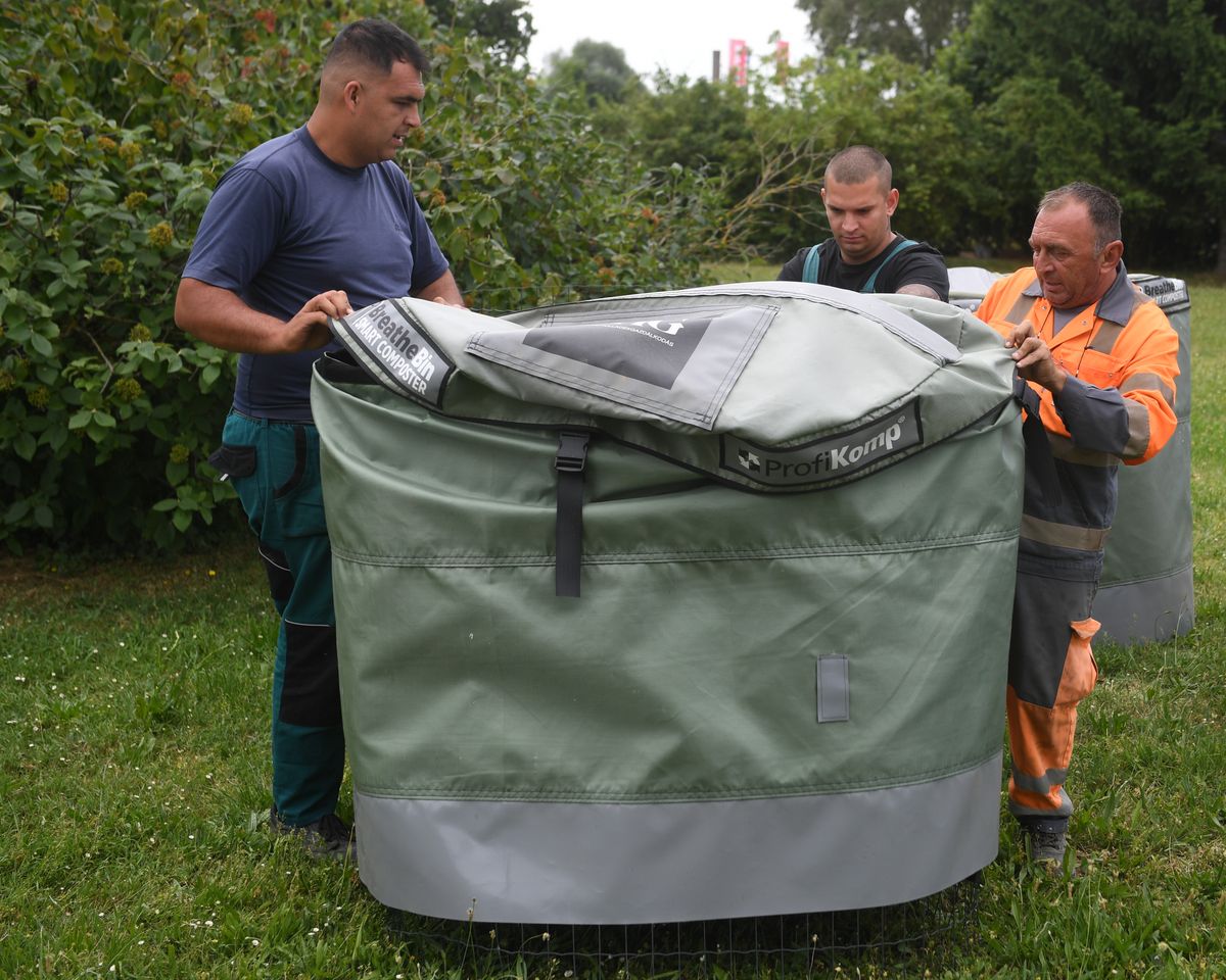 Ilyen környezetbarát komposztáló egységeket helyeznek ki város szerte Fotó: Muzslay Péter