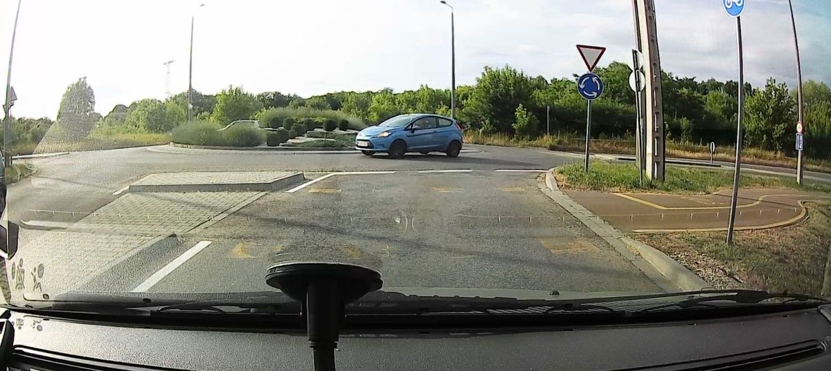 Körforgalom a Lidl-nél: na de hogyan keveredett így bele a Fordos? Fotó: beküldött