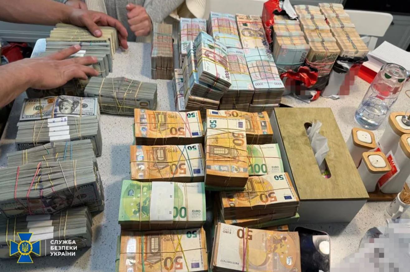 több mint 105 millió hrivnyának megfelelő értékű külföldi valutát találtak készpénzben