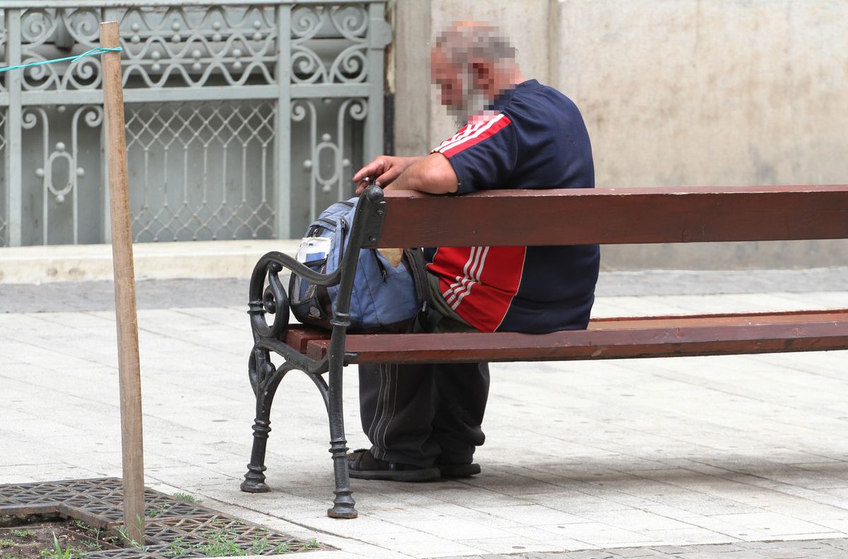 A tél mellett a nyári hőség is krízist jelent a fedél nélkül élőknek. A kaposvári hajléktalanoknak ruhát gyűjtöttek a forró nyárban. Fotó: Ádám János