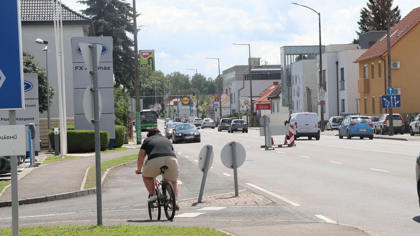 Elképesztő: rejtélyes lyuk keletkezett egy pécsi főút közepén