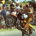 Motoros az aszfalton.