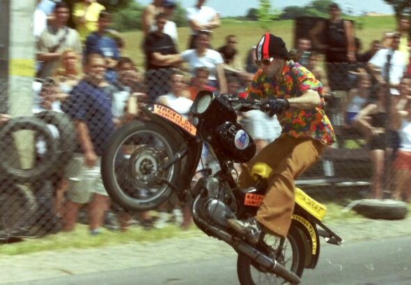 Motoros az aszfalton.