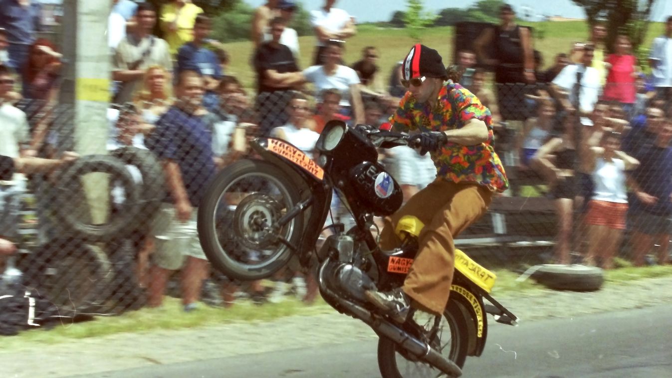 Motoros az aszfalton.