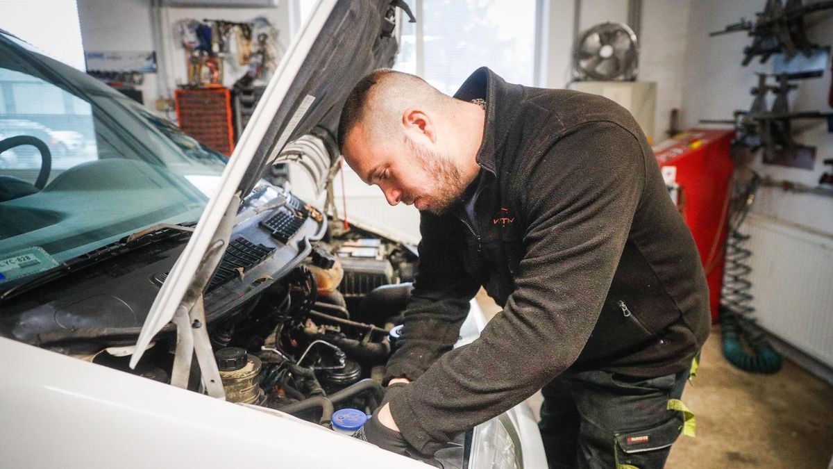 A tervek szerint minden tíz évnél idősebb autót és furgont évente küldenének műszaki vizsgára. A motorkerékpárok eddigi mentessége pedig megszűnne. Forrás: MW/illusztráció