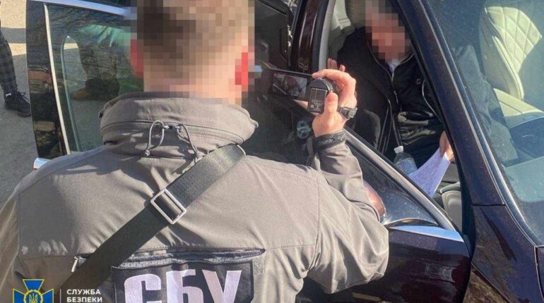 a hivatalnokok 2,1 millió hrivnyát elsikkasztottak.