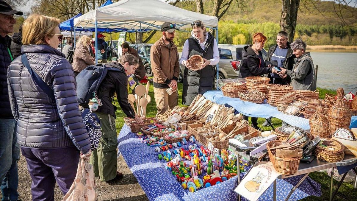 Az áprilisi Völgy piacon is sok volt az árus is és a vásárló is Fotó: Makovics Kornél / Forrás: Tolnai Népújság