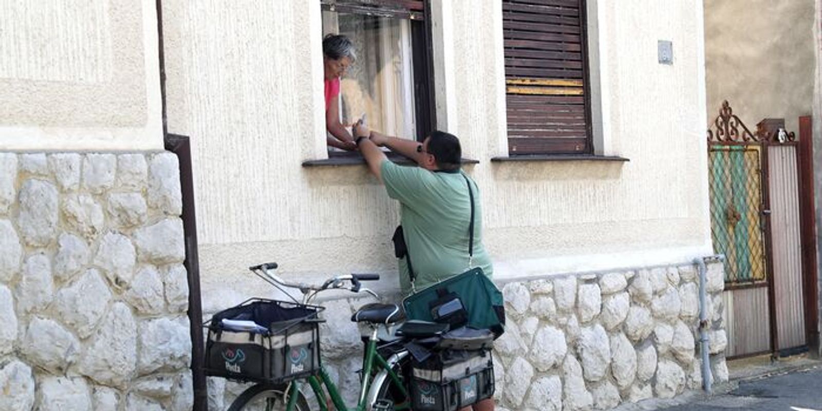 Legkésőbb szeptember elején kezdődik meg a nyugdíjasoknak szánt 30 ezer forintos élelmiszerutalványok postázása