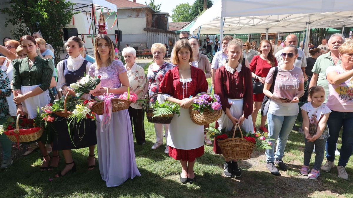 Korhű ruhába öltözött virágárús lányok is felbukkannak majd a szentlőrinci Mózsa Menti Vidám Vásáron Fotó: Löffler Péter / Forrás: MW