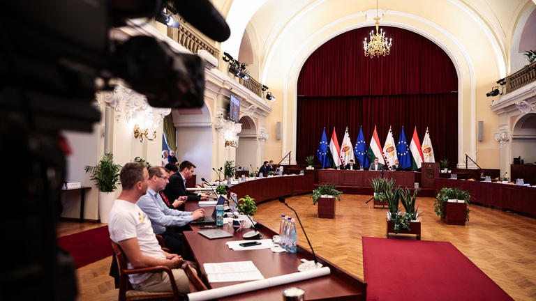 „A Tisza Párt épp most végezte ki a fővárost” – összeomlott a közgyűlés, a csőd szélén Budapest