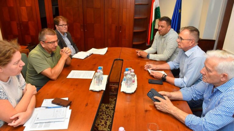 A GG Space elbocsátott munkavállalói érdekében tárgyalt Horváth László (jobbra középen) Czomba Sándor államtitkárral (balra középen) Forrás: Horváth László / Facebook